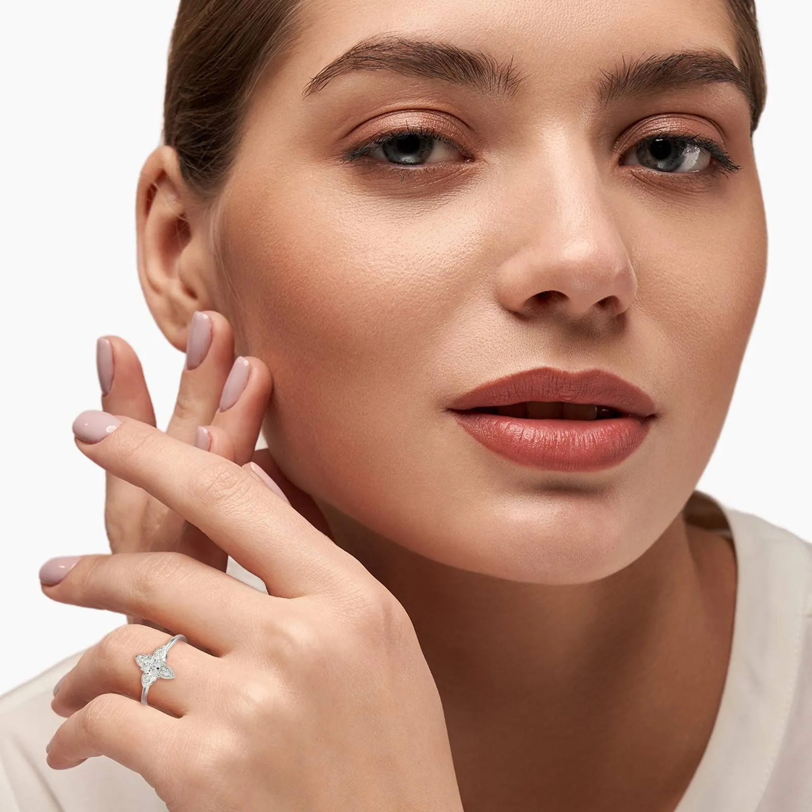 Shining Iris Diamond Ring